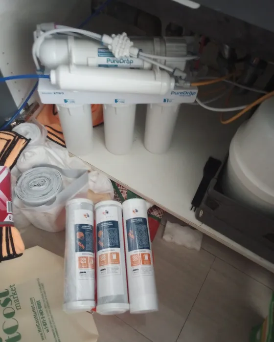 Reverse-osmosis water filter system with replacement cartridges